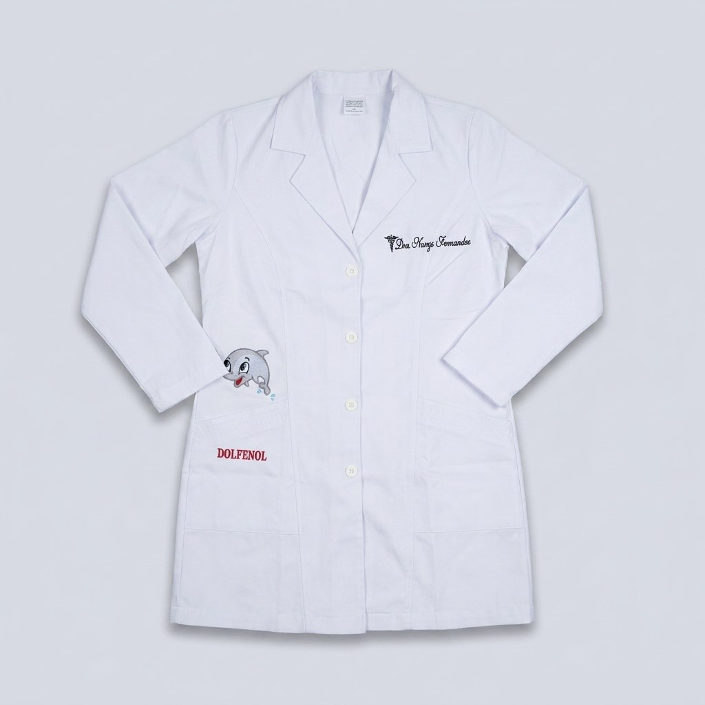 Bata clínica con logo bordado